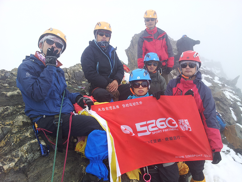 Four girl two peak climbing line